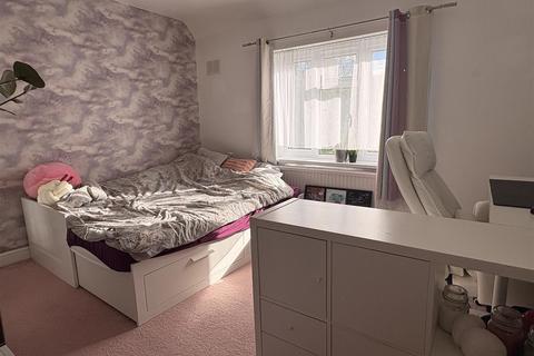 3 bedroom semi-detached house to rent, Caswell Close, Leicester