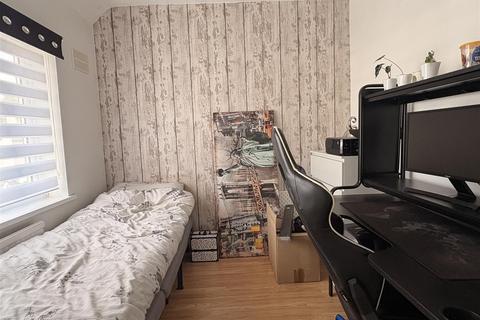 3 bedroom semi-detached house to rent, Caswell Close, Leicester