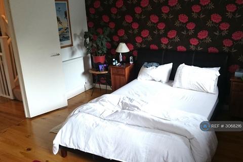 4 bedroom terraced house to rent, Mayfield Road, London, N8