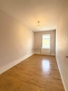 3 bedroom flat to rent, Norwood Road, Southall