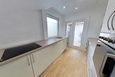 3 bedroom semi-detached house to rent, Duncryne Avenue, Mount Vernon, Glasgow, G32
