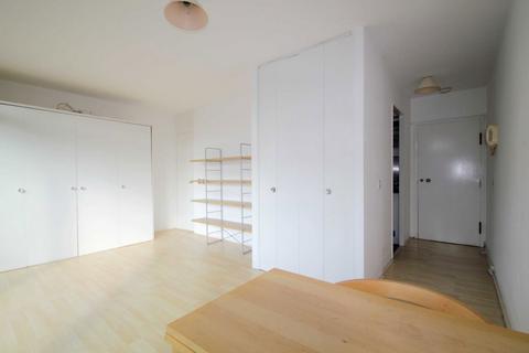 Studio to rent, Barbican, London EC2Y