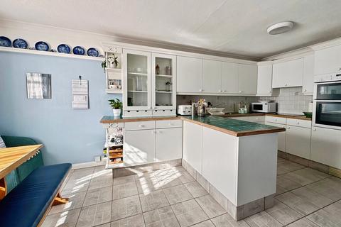 4 bedroom end of terrace house for sale, Woodbridge Road, Barking