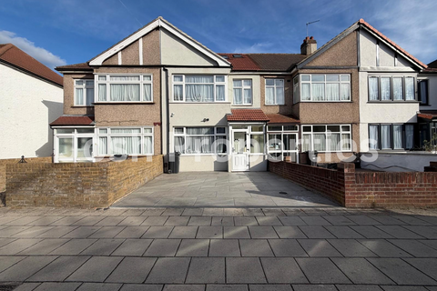 5 bedroom terraced house to rent, Horns Road, Ilford IG6