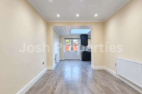 5 bedroom terraced house to rent, Horns Road, Ilford IG6