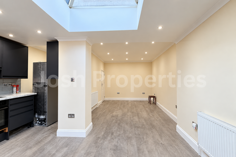 5 bedroom terraced house to rent, Horns Road, Ilford IG6