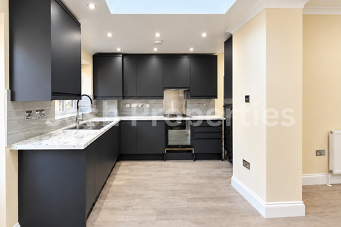 5 bedroom terraced house to rent, Horns Road, Ilford IG6