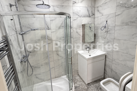 5 bedroom terraced house to rent, Horns Road, Ilford IG6