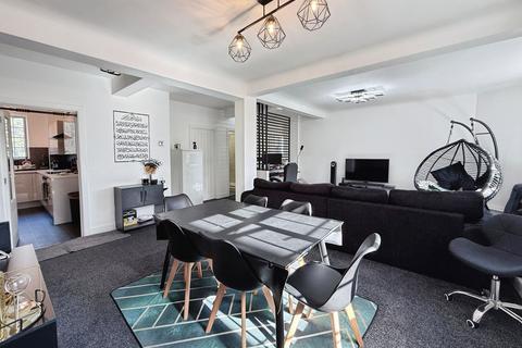 3 bedroom flat for sale, Stoneygate Court, Leicester LE2