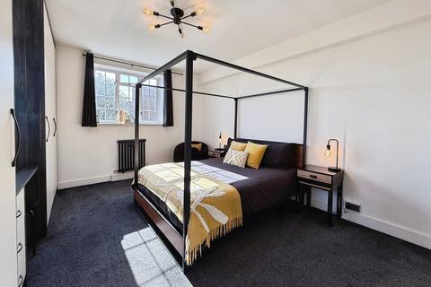 3 bedroom flat for sale, Stoneygate Court, Leicester LE2