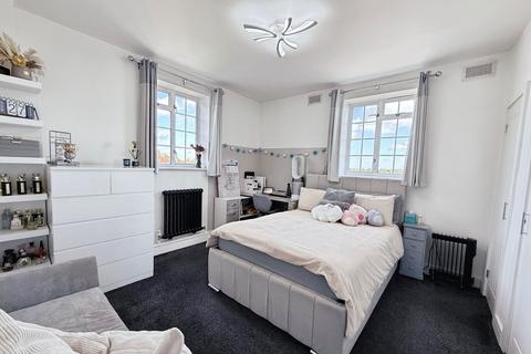 3 bedroom flat for sale, Stoneygate Court, Leicester LE2