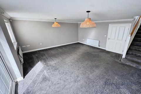 3 bedroom semi-detached house to rent, Station View, Selby YO8