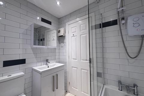 1 bedroom ground floor flat to rent, Montonmill Gardens, Manchester M30