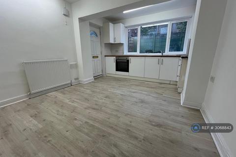 3 bedroom terraced house to rent, Melverley Road, Manchester, M9
