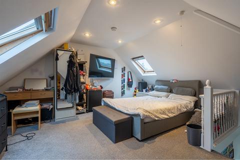 4 bedroom semi-detached house for sale, Freeman Road, Gravesend, Kent, DA12 4EG