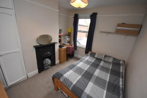 4 bedroom end of terrace house to rent, Mount
