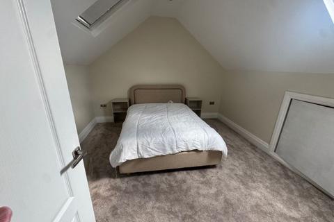 1 bedroom in a house share to rent, Middleton Gardens, Ilford IG2