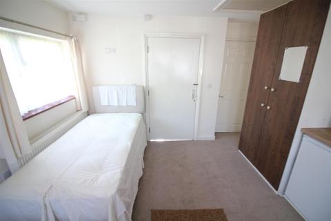 Studio to rent, Magdala Road, Isleworth