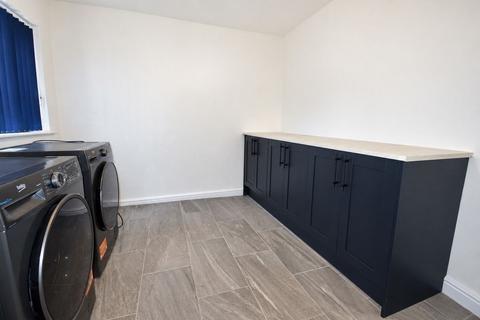 3 bedroom semi-detached house to rent, Slag Lane, Lowton