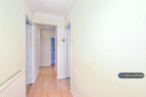 2 bedroom flat to rent, Station Road, Amersham, HP7