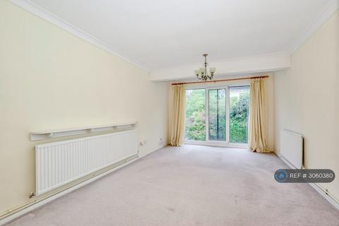 2 bedroom flat to rent, Station Road, Amersham, HP7
