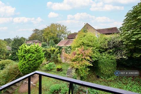 2 bedroom flat to rent, Station Road, Amersham, HP7