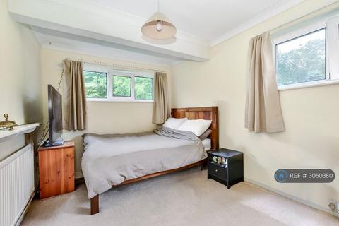 2 bedroom flat to rent, Station Road, Amersham, HP7