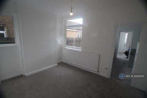 3 bedroom semi-detached house to rent, Wordsworth Road, Kettering, NN16