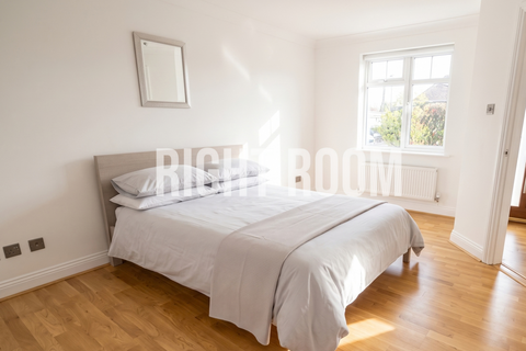 3 bedroom detached house to rent, 3 Bedroom House, Magennis Close, PO13 9XL
