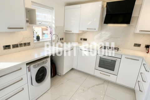 3 bedroom detached house to rent, 3 Bedroom House, Magennis Close, PO13 9XL