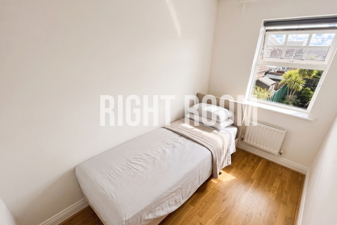 3 bedroom detached house to rent, 3 Bedroom House, Magennis Close, PO13 9XL