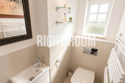 3 bedroom detached house to rent, 3 Bedroom House, Magennis Close, PO13 9XL