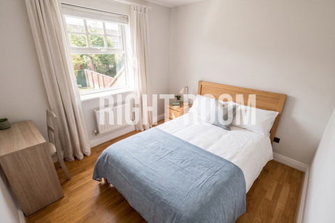 3 bedroom detached house to rent, 3 Bedroom House, Magennis Close, PO13 9XL