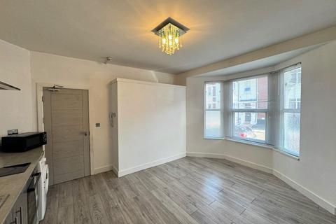 Studio to rent, Flat 3, 28 Milton Road, Swindon, SN1 5JA