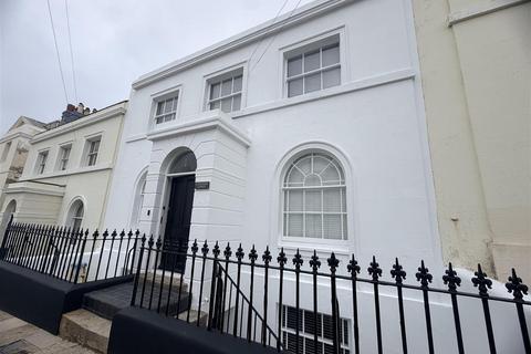 4 bedroom terraced house to rent, East Ascent, St. Leonards-On-Sea