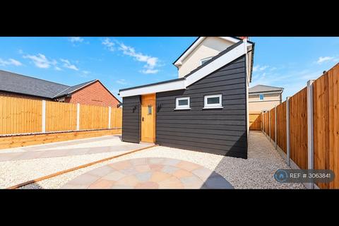 2 bedroom detached house to rent, Magdalen St, Colchester, CO1