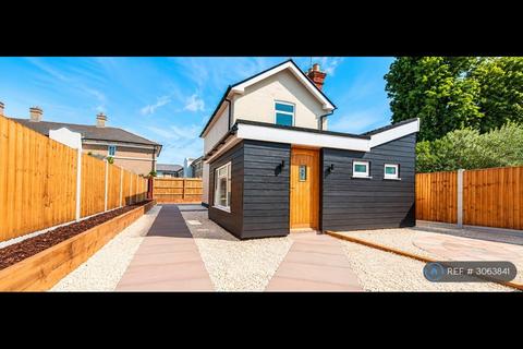 2 bedroom detached house to rent, Magdalen St, Colchester, CO1