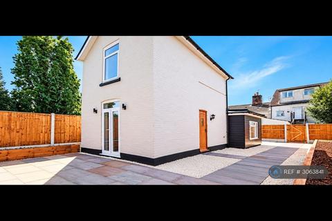 2 bedroom detached house to rent, Magdalen St, Colchester, CO1
