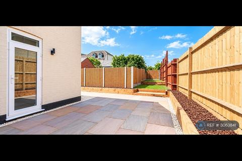 2 bedroom detached house to rent, Magdalen St, Colchester, CO1
