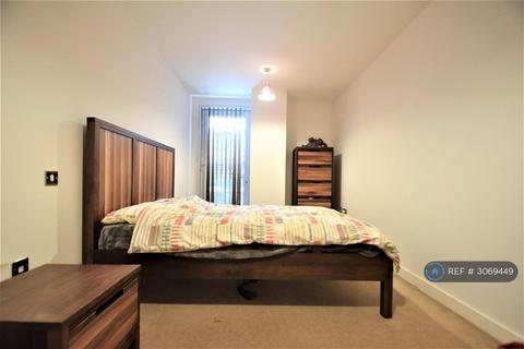 2 bedroom flat to rent, High St, Uxbridge, UB8