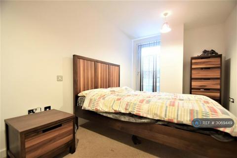 2 bedroom flat to rent, High St, Uxbridge, UB8