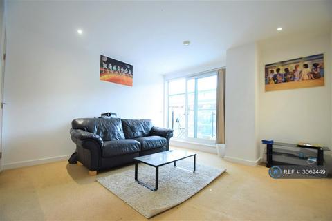 2 bedroom flat to rent, High St, Uxbridge, UB8