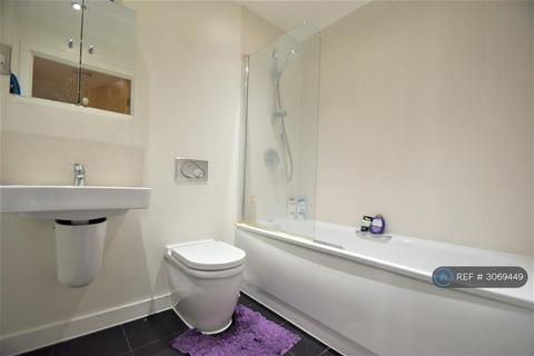 2 bedroom flat to rent, High St, Uxbridge, UB8