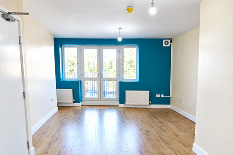 2 bedroom flat to rent, HIGH ROAD