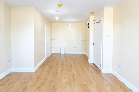 2 bedroom flat to rent, HIGH ROAD