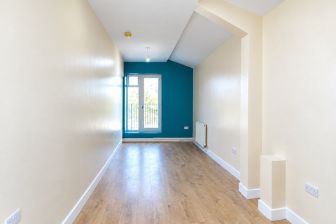 2 bedroom flat to rent, HIGH ROAD