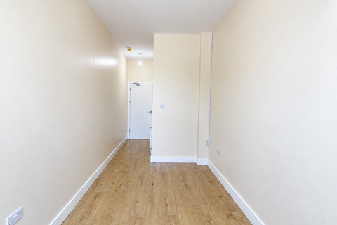 2 bedroom flat to rent, HIGH ROAD