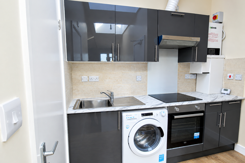 2 bedroom flat to rent, HIGH ROAD