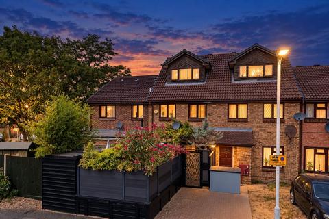 3 bedroom maisonette for sale, Coulter Close, Hayes, UB4