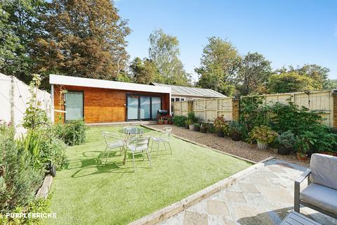 3 bedroom end of terrace house for sale, Edgeworth Road, London, SE9